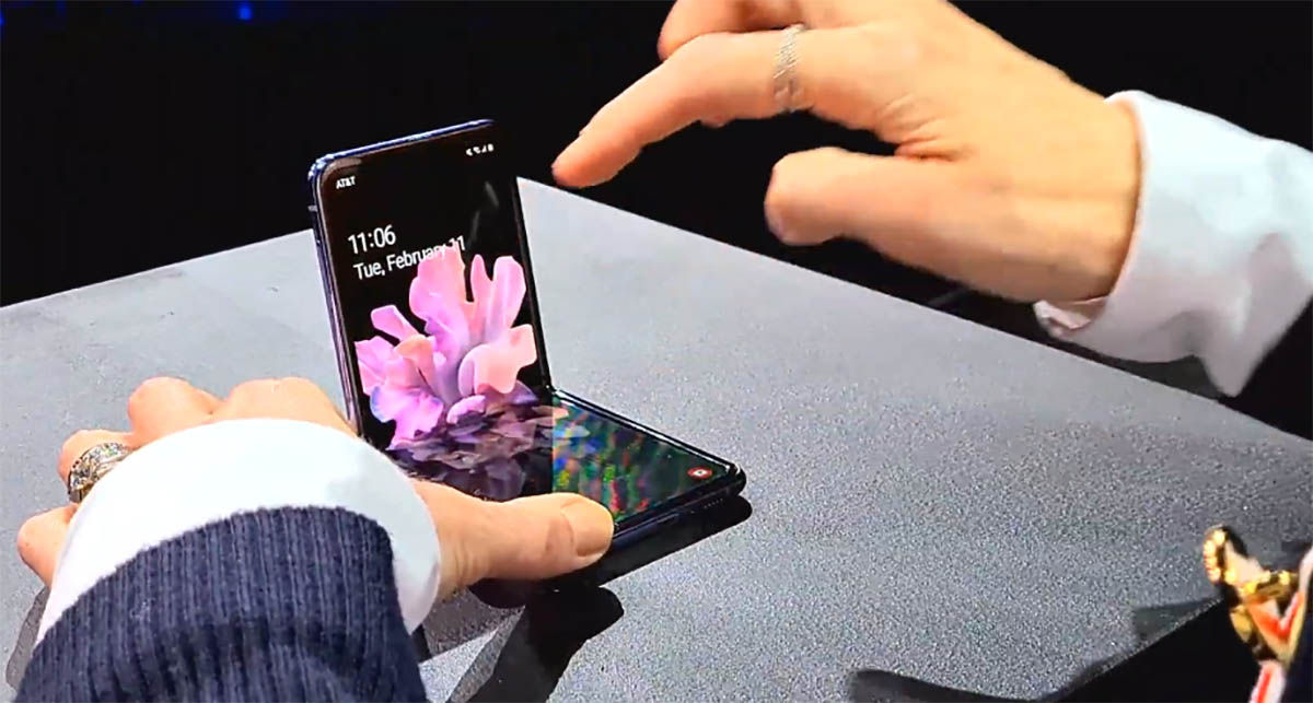La pantalla del Galaxy Z Flip se puede rayar con facilidad, incluso con las uñas
