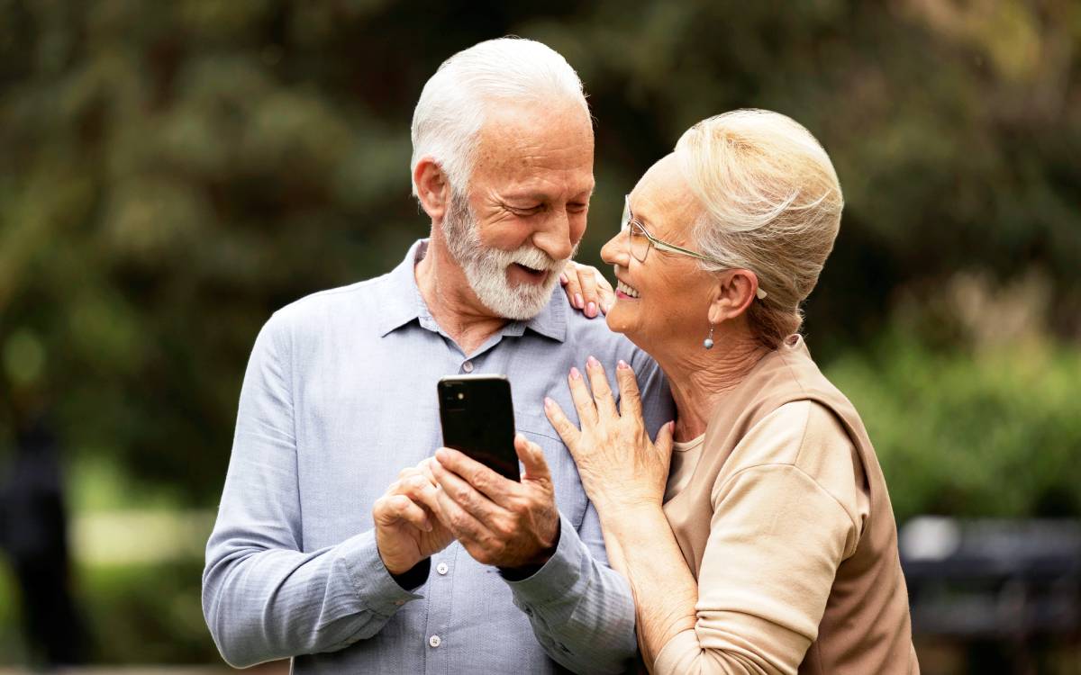 5 teléfonos móviles para adultos mayores