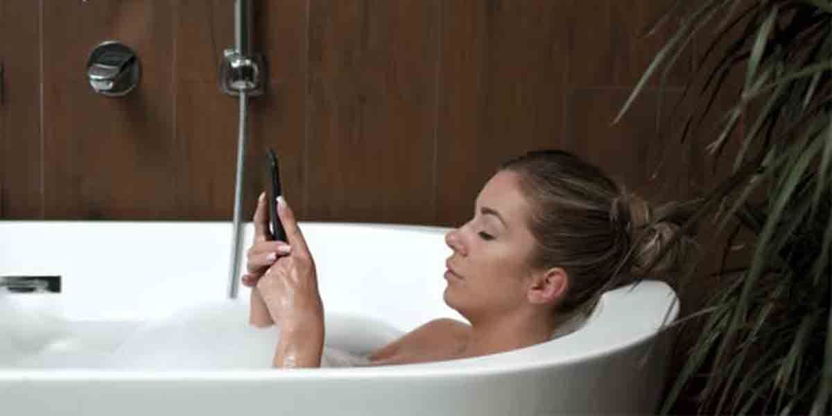 Cargar móvil al lado bañera puede matarte
