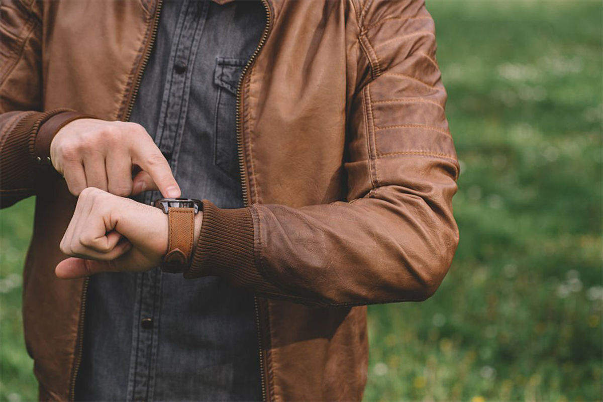 Así puedes limpiar las bandas de tu smartwatch de cuero