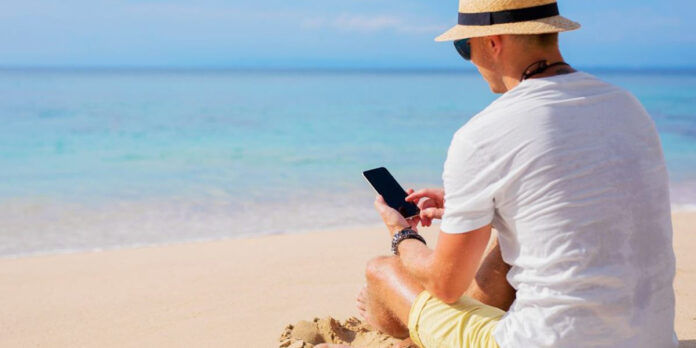Cómo proteger tu móvil de los peligros de la playa, consejos y trucos