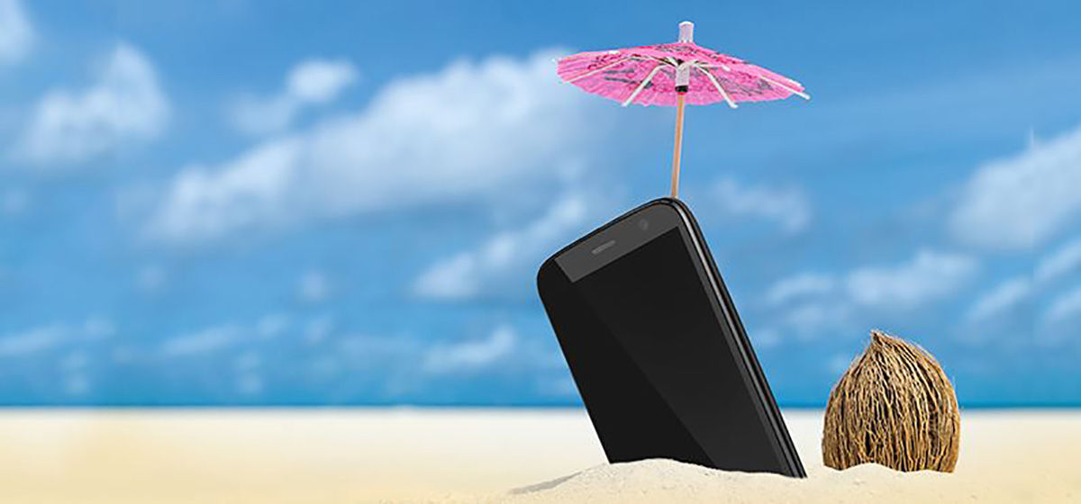 Cosas de las que debes proteger tu móvil en la playa
