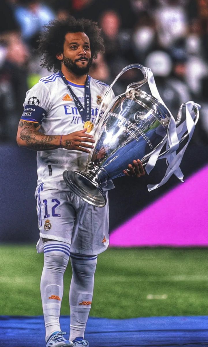 Fondo de pantalla Real Madrid Marcelo levantando la copa