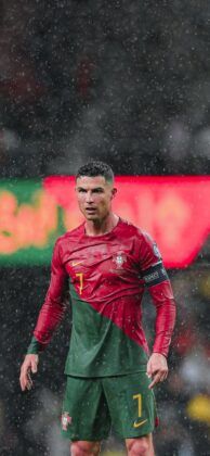 Fondo de pantalla para moviles de Cristiano Ronaldo con Portugal lloviendo