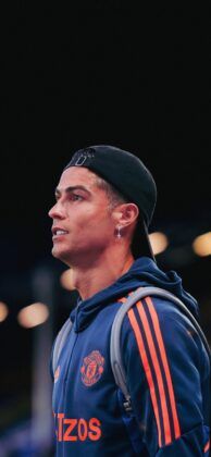 Fondo de pantalla para moviles de Cristiano Ronaldo con gorra y zarcillo