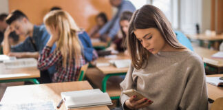 Galicia y Murcia prohíben el uso del móvil en las aulas