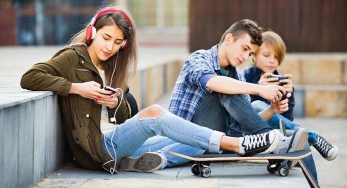 Jóvenes escuchando musica