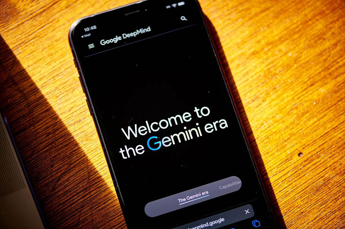 La versión gratuita de Gemini tiene acceso a Internet, mientras que la de ChatGPT posee información limitada
