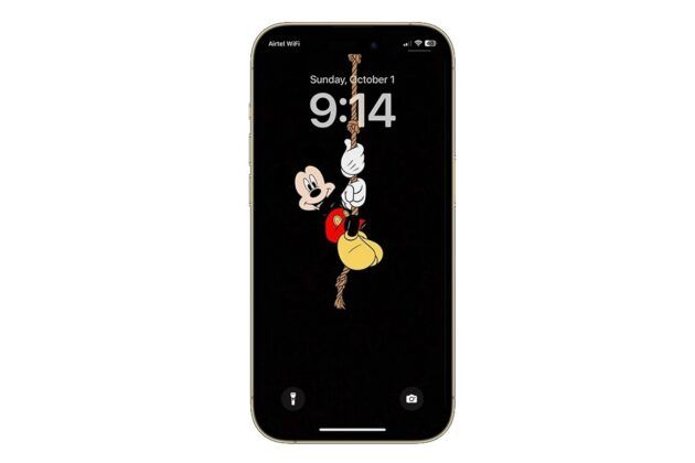 Mickey Mouse colgando de la Isla Dinamica fondo de pantalla para iPhone 15