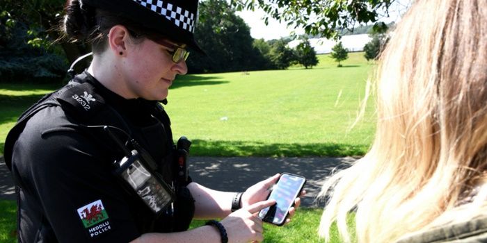 Policia usando un smartphone