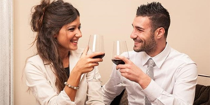 pareja tomando vino
