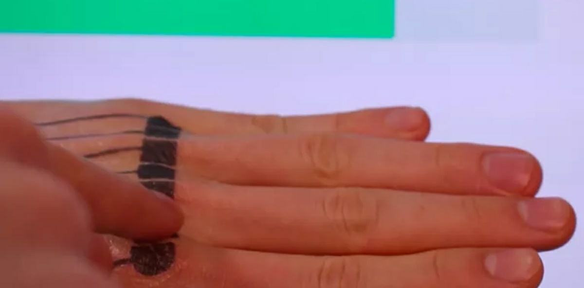 tatuaje inteligente de Google en los nudillos